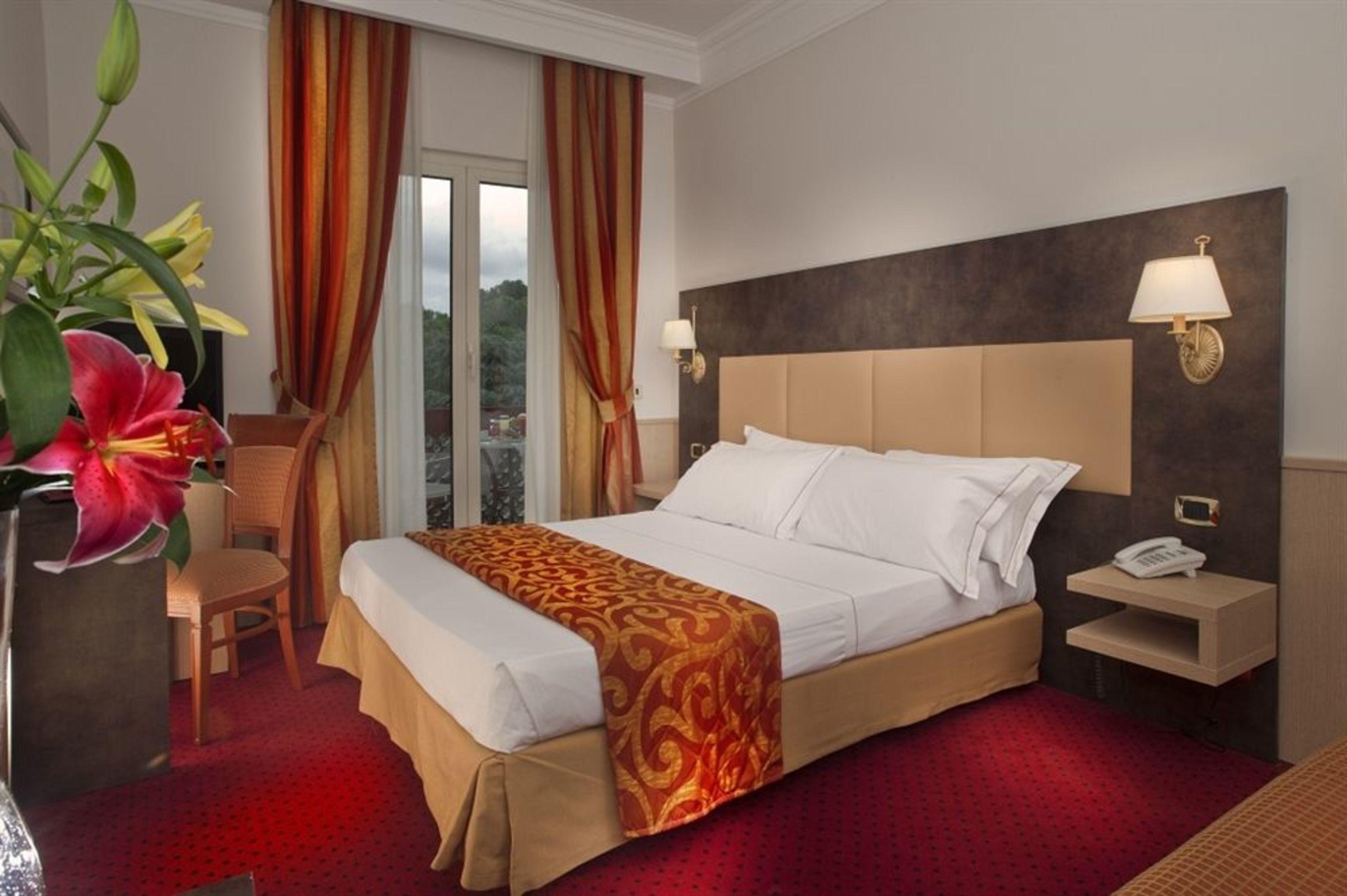 Pinewood Hotel Rome Exterior photo
