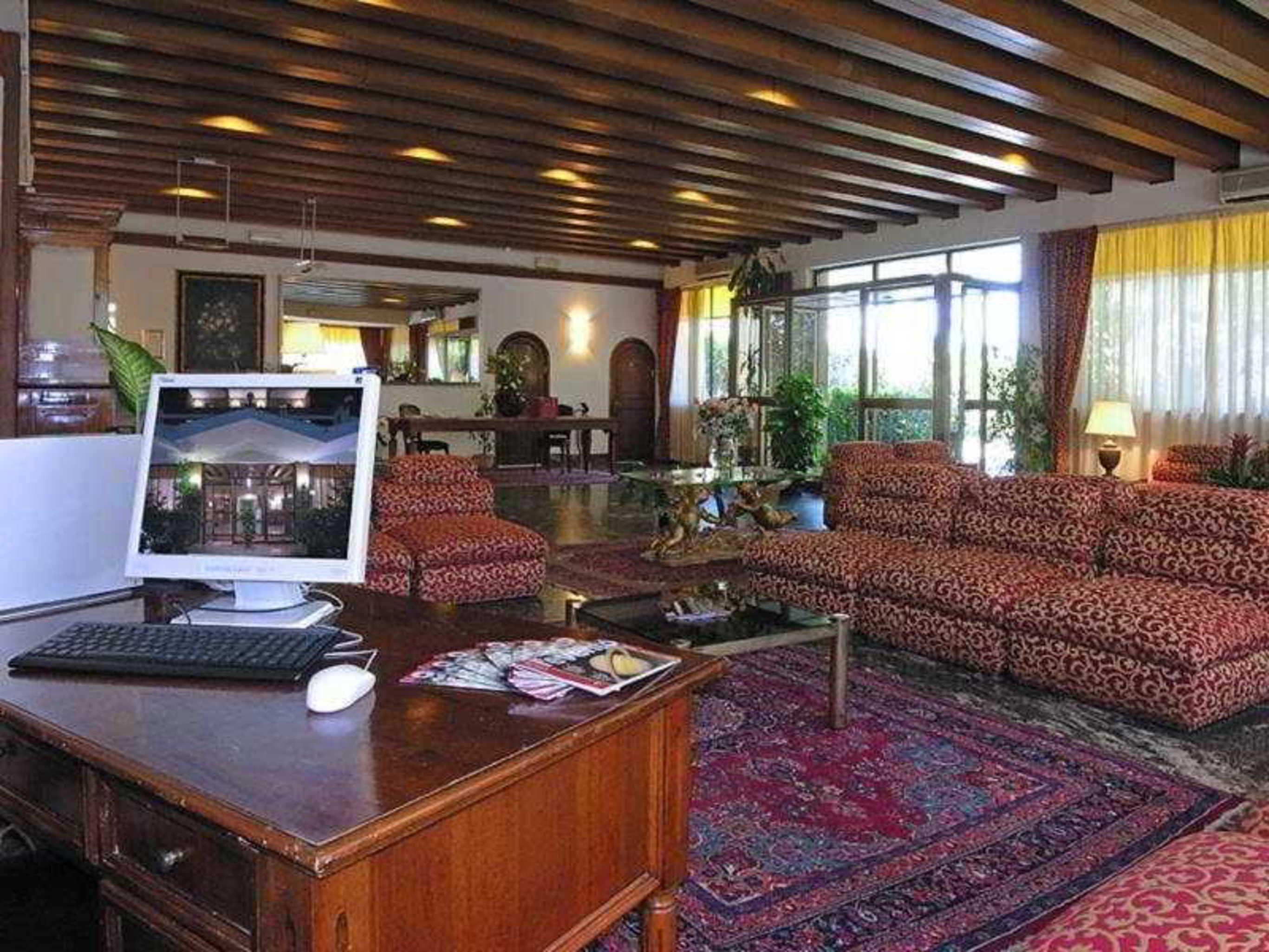 Pinewood Hotel Rome Interior photo