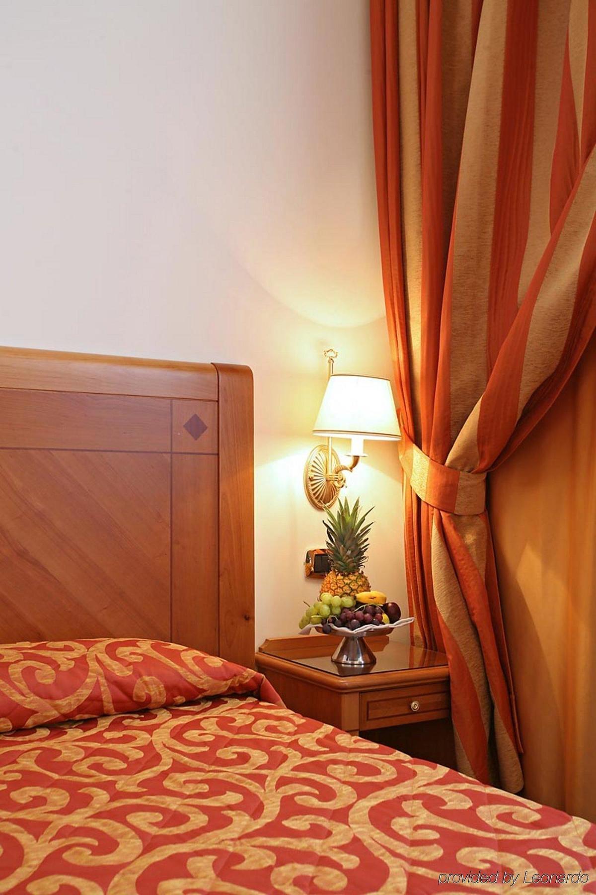 Pinewood Hotel Rome Room photo